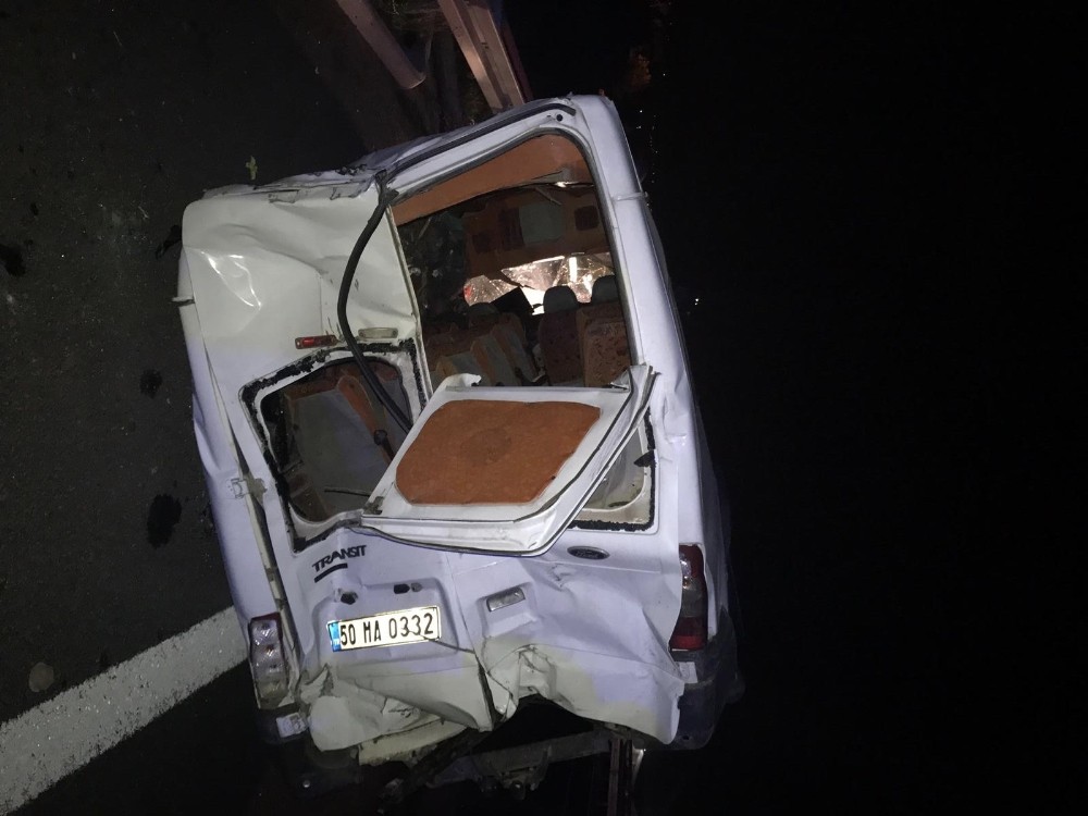 Kaçak göçmen taşıyan ticari minibüs kaza yaptı: 5’i ağır 21 yaralı 