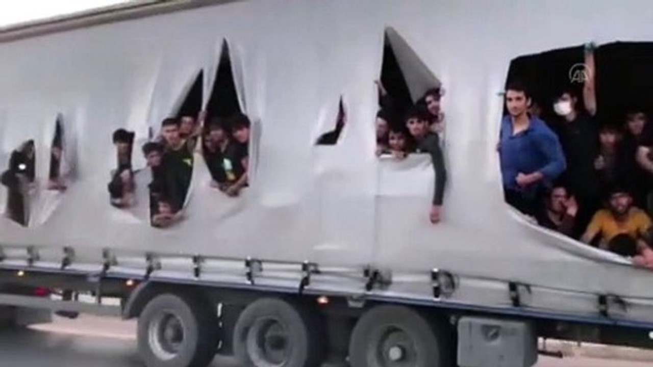 Kaçak göçmen taşıyan tırın gizli bölmesi çöktü! Ölü ve yaralılar var