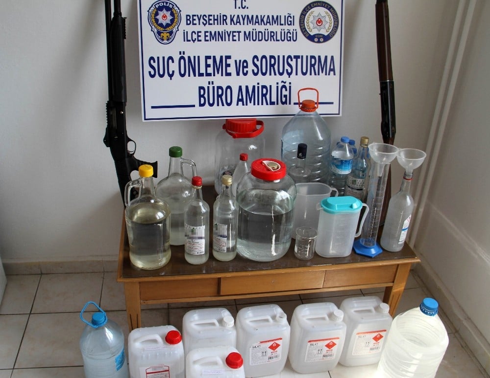 Kaçak içki imalatı yapılan evlere polis baskını 
