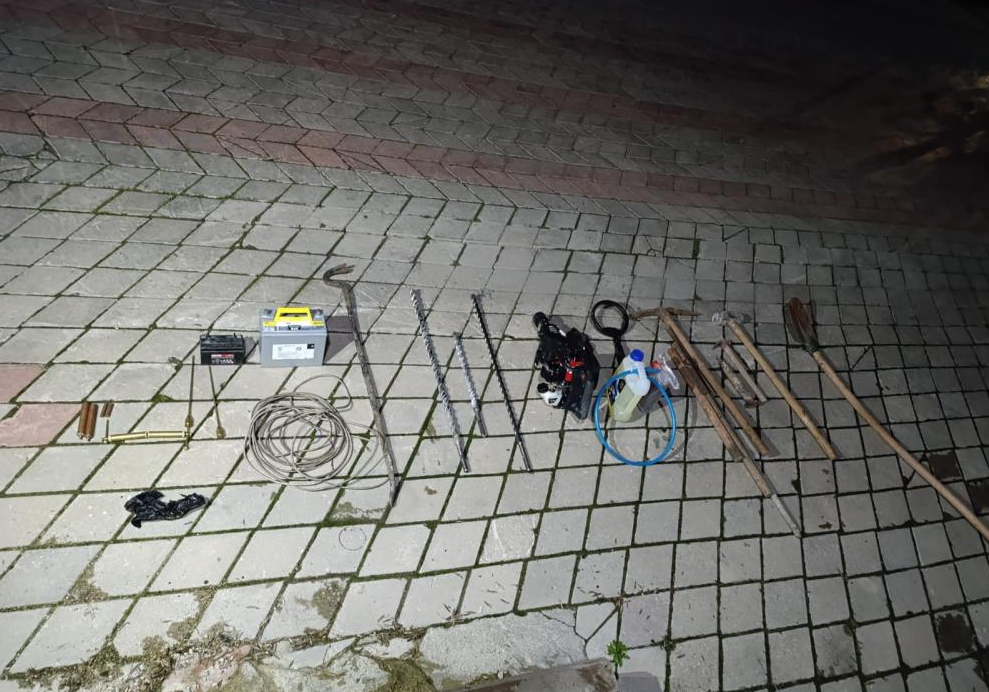 Kaçak kazı ile define arayan 5 kişiyi jandarma yakaladı