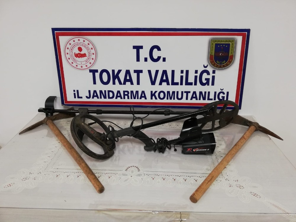 Kaçak kazı yapan şahsa jandarmadan baskın 