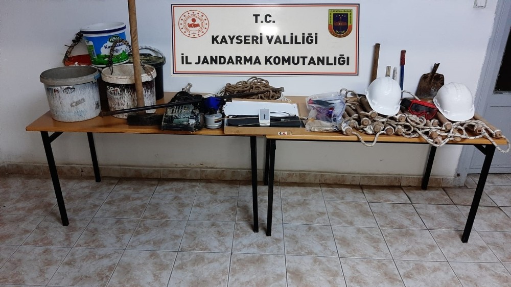 Kaçak kazı yaparken suçüstü yakalandılar 