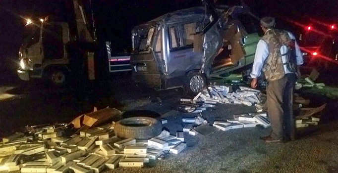 Kaçak sigara yüklü kamyonet kaza yaptı: 8 yaralı