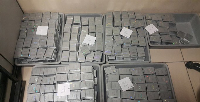 Kaçak sigaralarla uçağa binmeye çalışırken yakalandılar