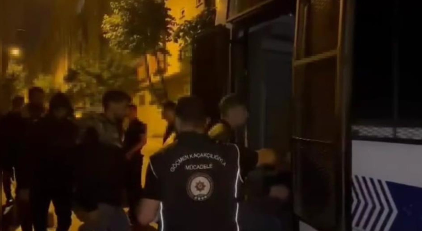 Kaçak sığınmacıların yaşadığı evlere baskın: 96 kişi yakalandı