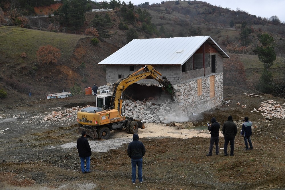 Kaçak villa yıkıldı 