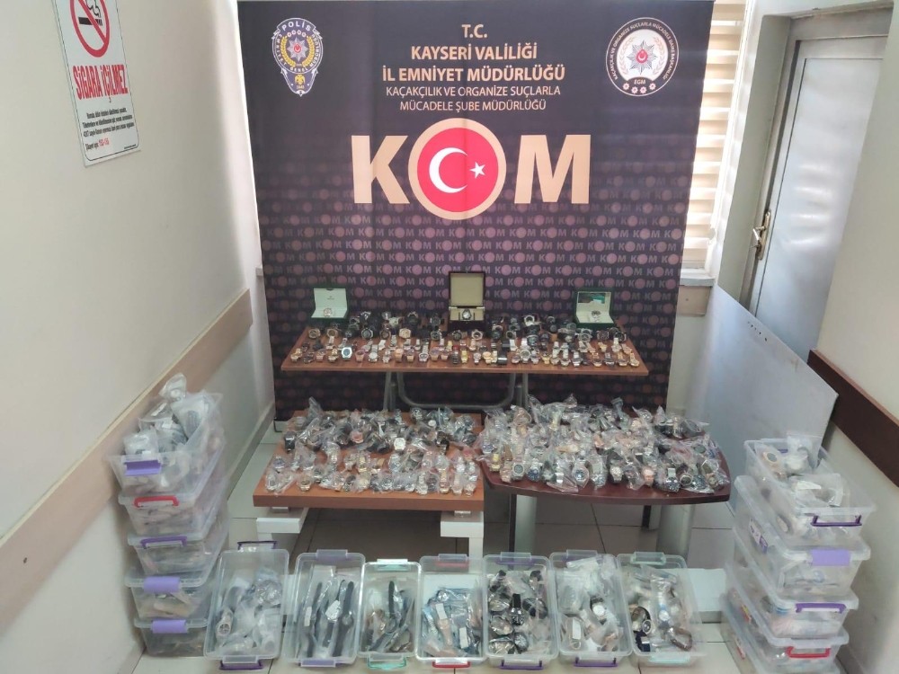 Kaçakçılık polisinden 500 bin TL’lik kaçak saat operasyonu 