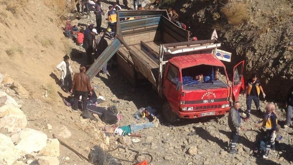 Kaçakları taşıyan kamyon şarampole yuvarlandı: 65 yaralı