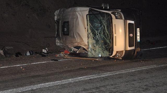 Kaçakları taşıyan minibüs devrildi: 7 yaralı