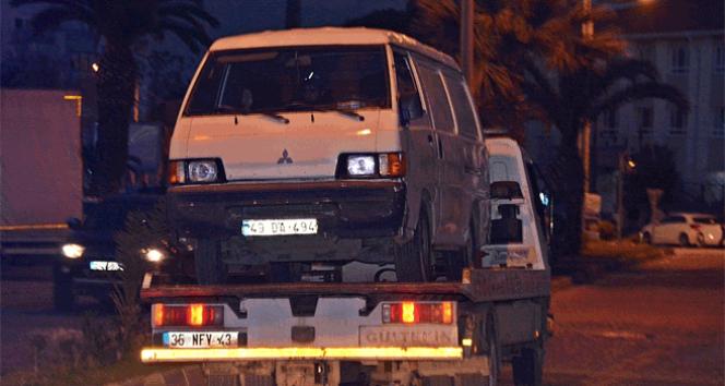 Kaçakları taşıyan minibüs polise çarptı