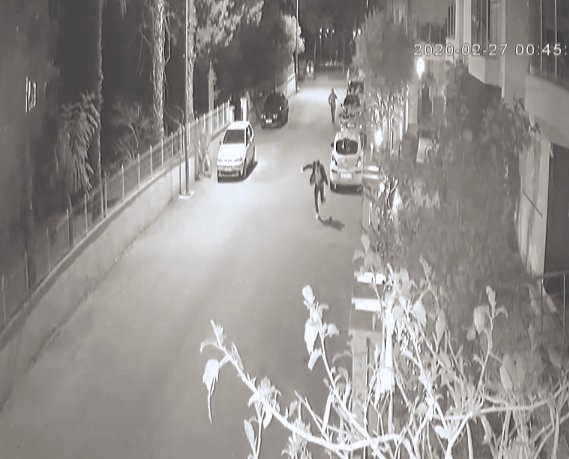 Kaçan şüphelinin bekçi tarafından vurulma anı kameralara yansıdı 