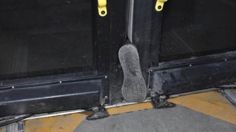 Kaçarken ayakkabısının tekini geride bıraktı!