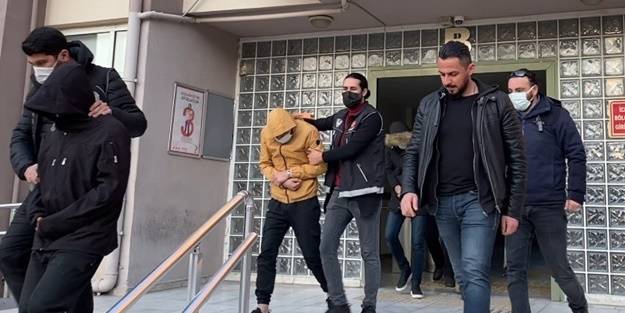 Kaçarken polis otosuna çarptılar! Enselenen zehir tacirleri tutuklandı