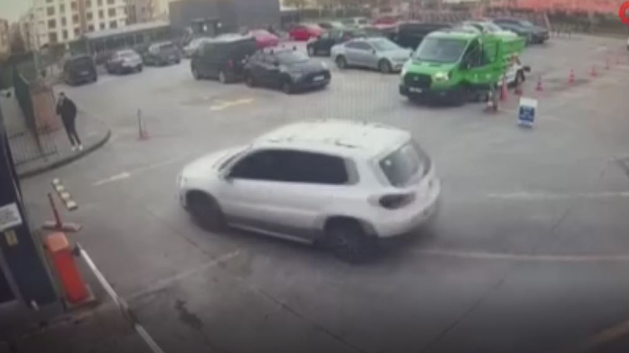 Kaçın! Kadın sürücü… Durduk yere otoparkı savaş alanına çevirip 5 metreden aşağı uçtu