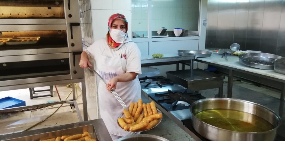 Kadayıf dolması iftar sofraları için hazır 