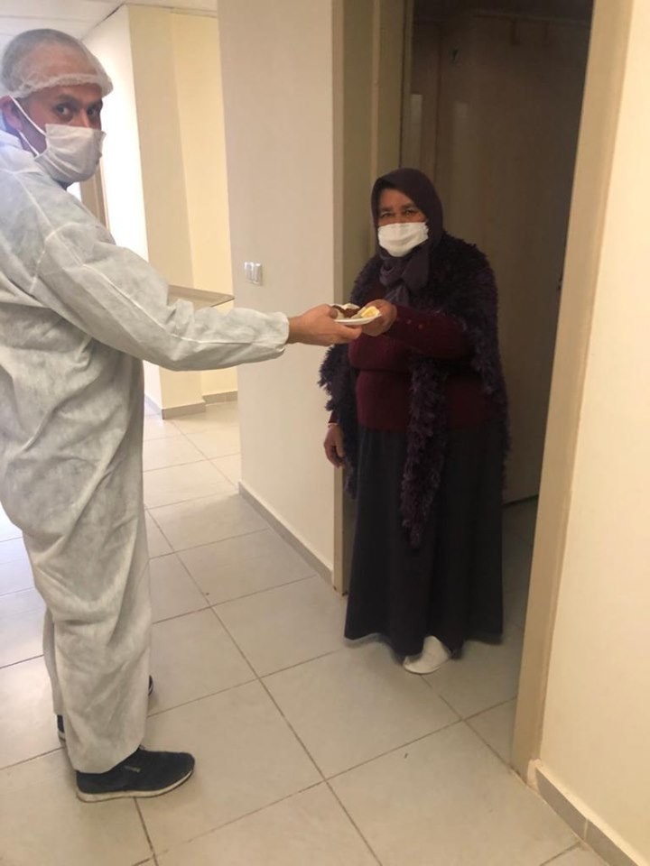 Kadayıfçı Sıtkı Usta karantinadaki vatandaşları unutmadı 
