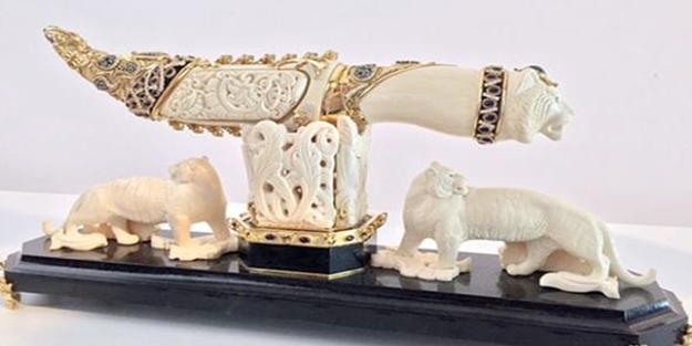 Kaddafi'nin hançerine paha biçilemedi