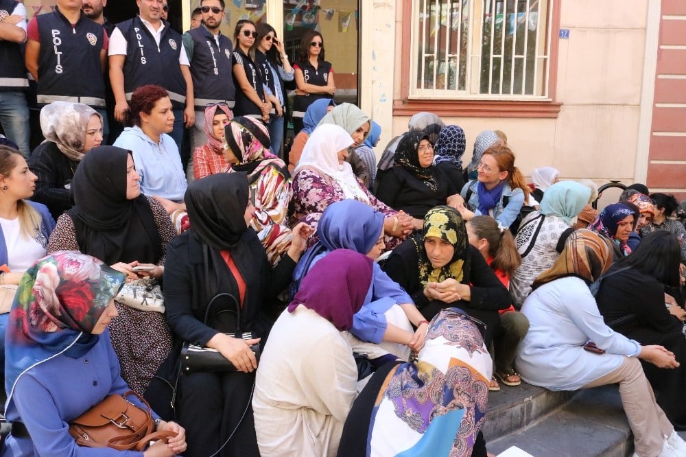 KADEM’den, HDP önünde eylem yapan ailelere destek ziyareti 
