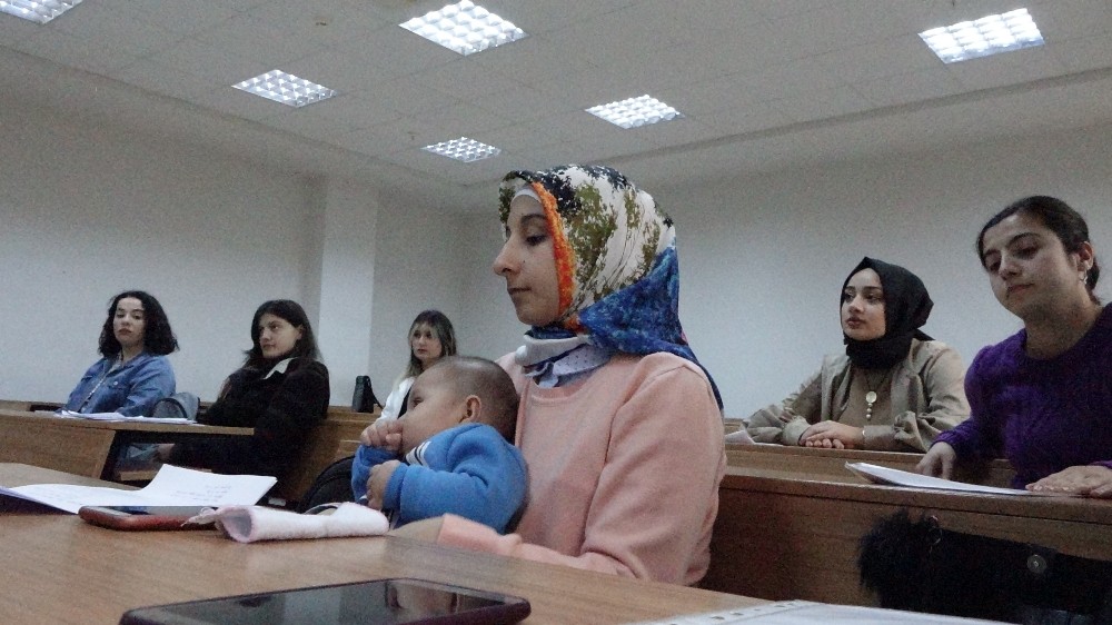 Kader 3 buçuk aylık bebeği ile üniversite sıralarında ders görüyor 
