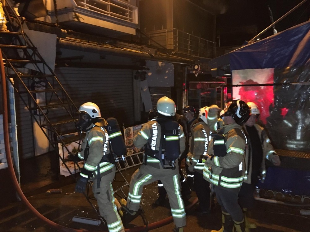 Kadıköy Balıkçılar Çarşısı’ndaki balık restoranı alev alev yandı 