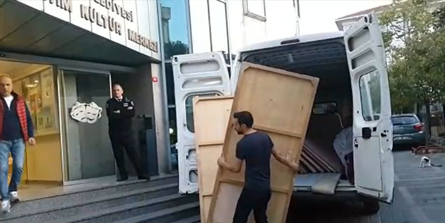 Kadıköy Belediyesi, tiyatrocuları ve seyircileri böyle mağdur etti! 