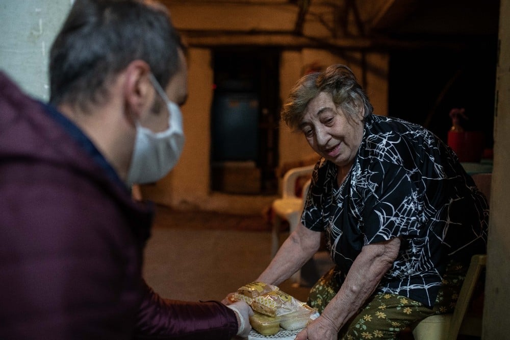 Kadıköy Belediyesi’nden yaşlılara sıcak yemek 