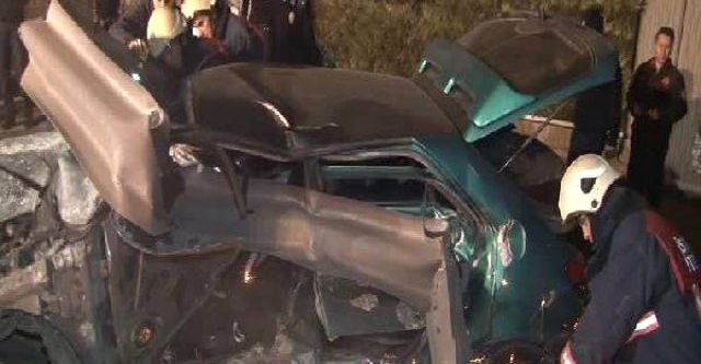 Otomobil bariyerlere girdi!