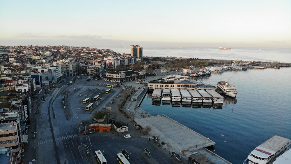 Kadıköy Meydanı sokağa çıkma kısıtlaması nedeniyle sessizliğini sürdürüyor 