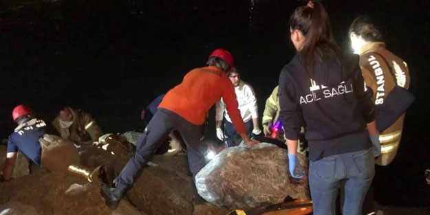 Kadıköy Sahili'nde kayalıklara sıkışan kişi kurtarıldı