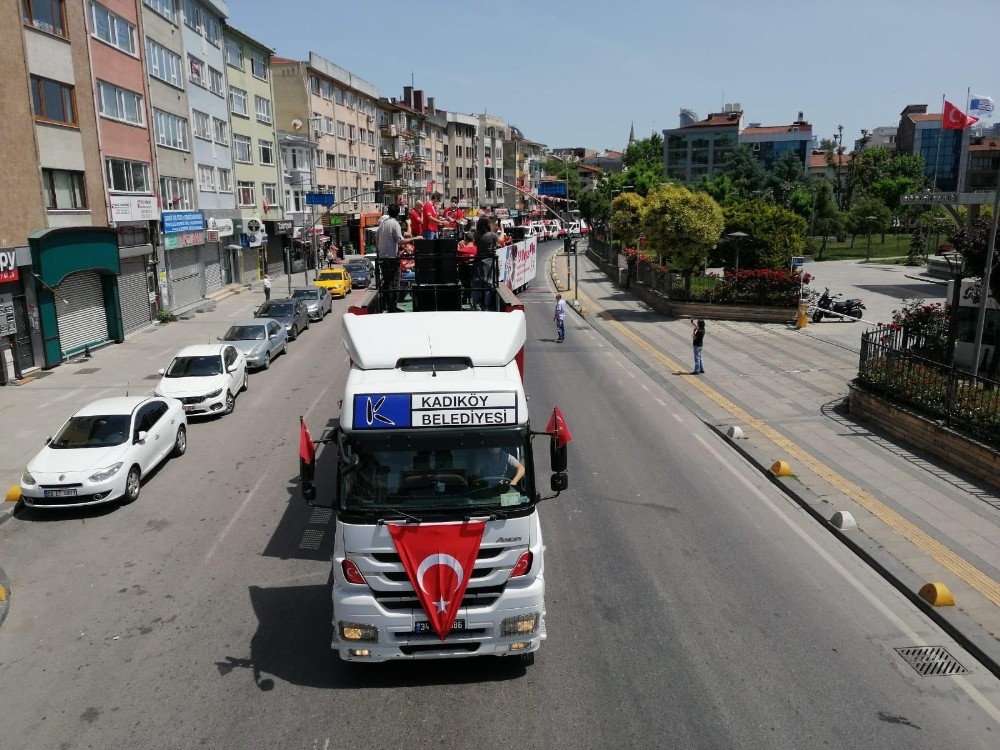 Kadıköy’de 19 Mayıs coşkusu sokaklara taşındı 