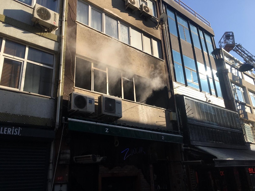 Kadıköy’de 3 katlı binada yangın 