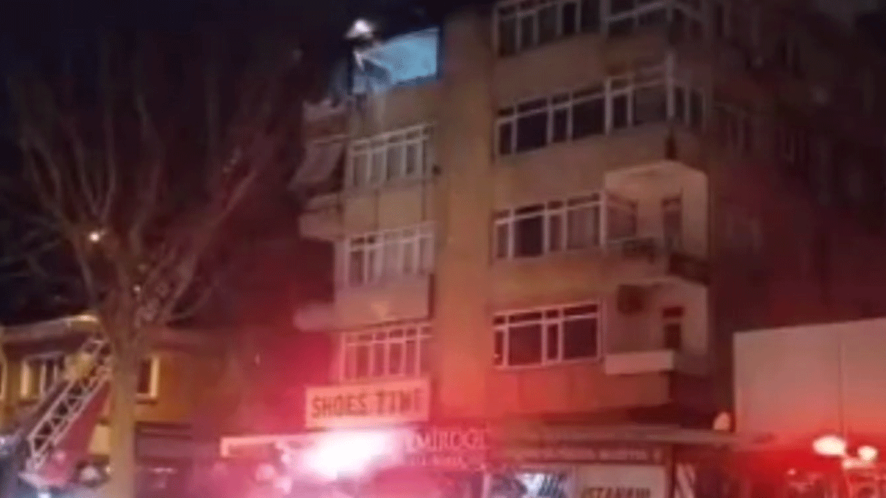 Kadıköy'de 4 katlı apartmanda yangın!