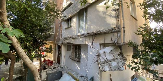 Kadıköy'de 5 katlı apartmanın balkonları çöktü, mahalleli sokağa döküldü