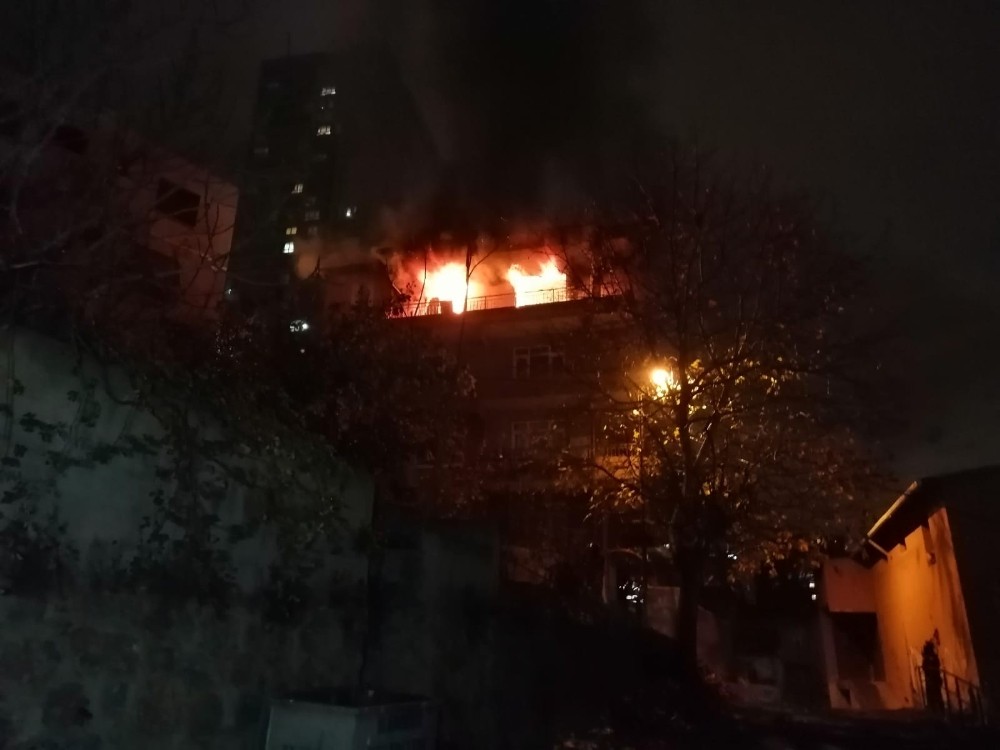 Kadıköy’de alevler geceyi aydınlattı 