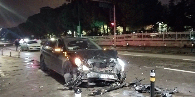 Kadıköy'de alkollü sürücü ışıklarda duran araçlara çarptı