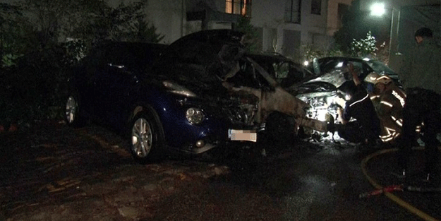 Kadıköy’de bir binanın otoparkındaki 3 araç yandı