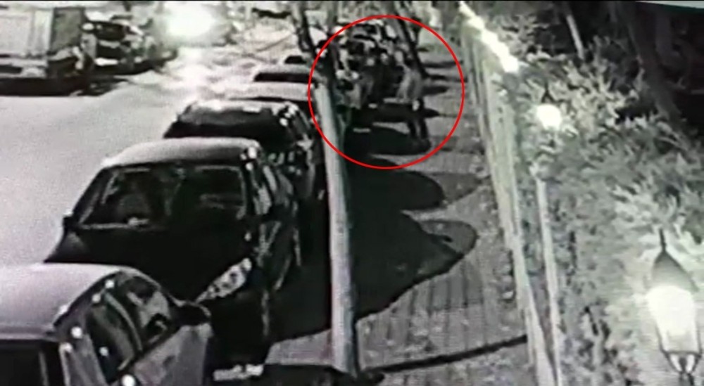 Kadıköy’de camını kırdıkları araçtan böyle hırsızlık yaptılar 