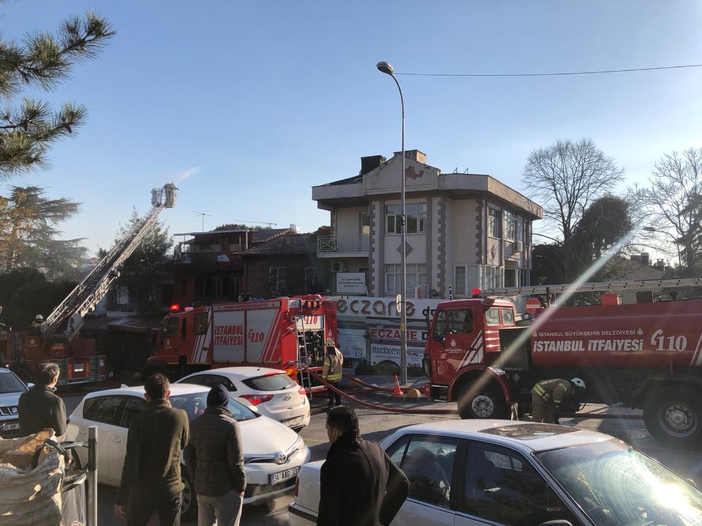 Kadıköy’de çıkan yangında 1 restoran ve 2 evin çatısı kül oldu 