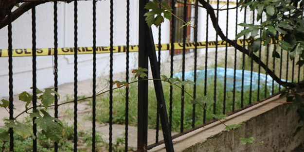 Kadıköy'de dehşet! Apartmanın bahçesinde erkek cesedi bulundu