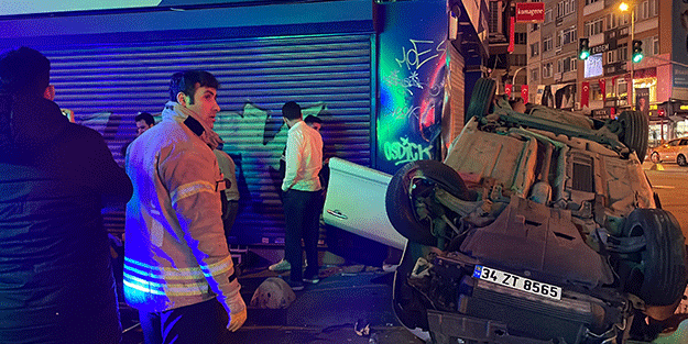 Kadıköy'de devrilen otomobildeki 2 kişi yaralandı