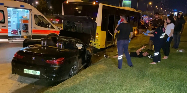 Kadıköy'de feci kaza! Otomobil, 2 araca ve İETT otobüsüne çarptı