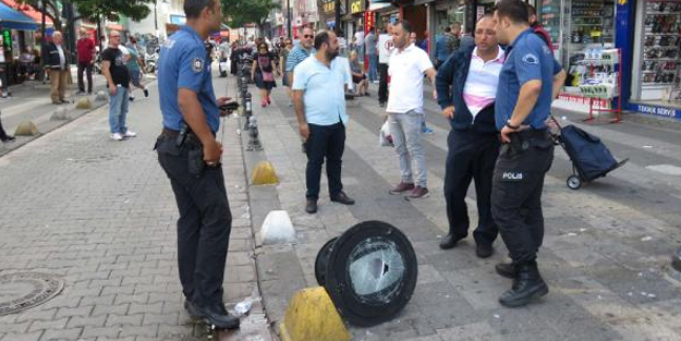 Kadıköy'de feci olay! Üstüne sokak lambası düştü