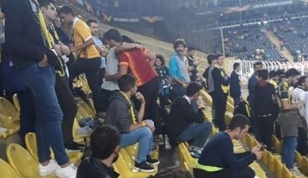 Kadıköy'de Galatasaray forması... Herkes sarıldı
