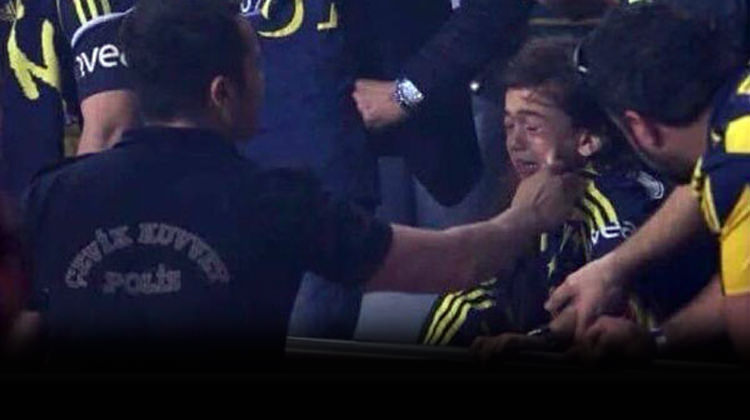 Kadıköy'de gecenin fotoğrafı! Minik Fenerbahçeli...