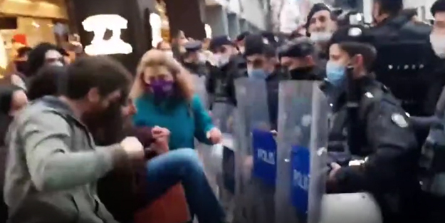 Kadıköy'de göstericiler 'katil polis' sloganı atarak polislere saldırdı