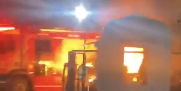 Kadıköy'de Hafif Ticari Araçta Yangın Çıktı