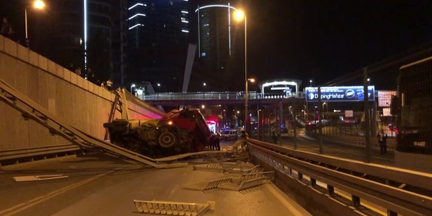 Kadıköy'de hafriyat yüklü kamyon 5 metre yükseklikten yola uçtu!