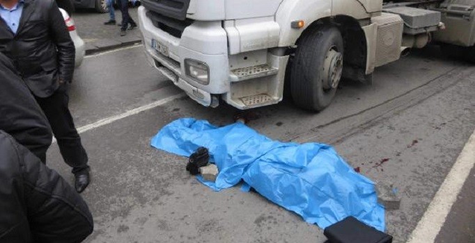 Kadıköy'de harfiyat kamyonu yayaya çarptı: 1 ölü