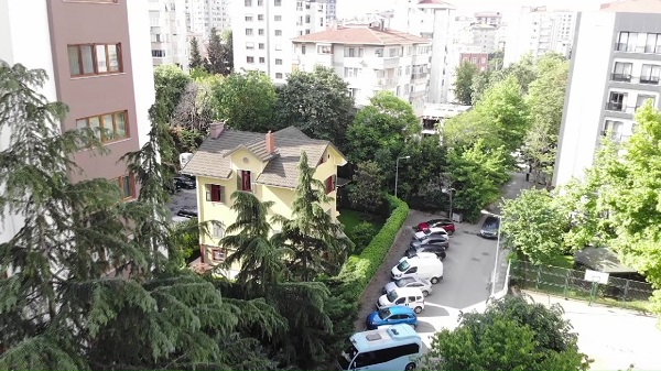 Kadıköy'de herkes bu evi konuşuyor! Dikey yapılaşmaya inat 'Sarı Köşk'