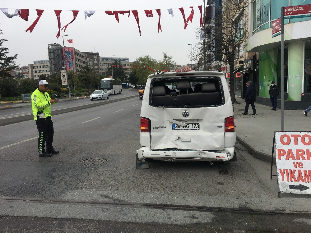 Kadıköy’de İETT otobüsü minibüse çarptı: 1 yaralı 